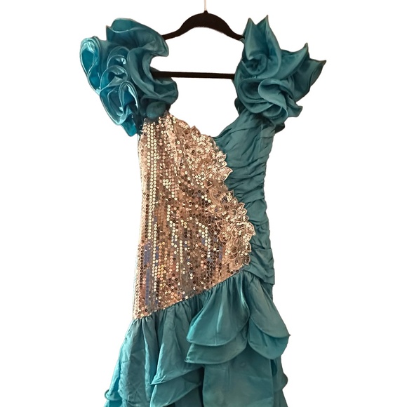 Bjork's Dress 1/1 Björk Blue Dress Icelandic singer-songwriter and composer - Picture 1 of 8